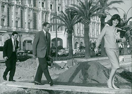 Vintage fotografija Mel Ferrer hoda po putu.