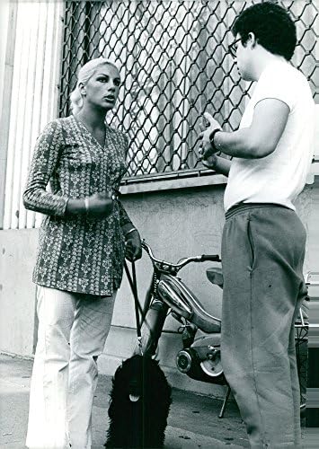 Vintage fotografija Christine Caron stoji sa muškarcem.