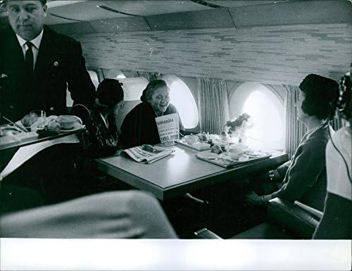 Vintage fotografija Nine Hruščove koja jede na letu.