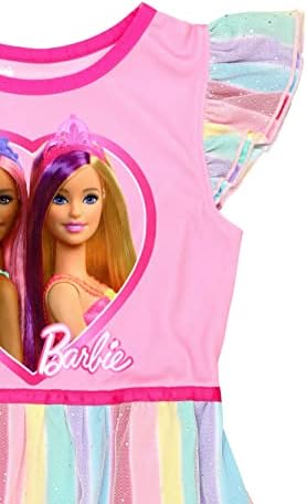 Duga od Barbie djevojke obući se fantazijska pidžama od spavaćice