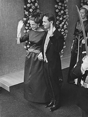 Vintage fotografija Carlosa Huga i princeze Irene kako se smiju i mašu.