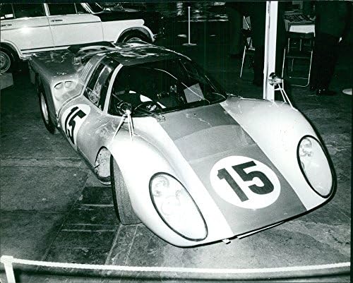Vintage fotografija trkačkog automobila prikazana na sajmu automobila.