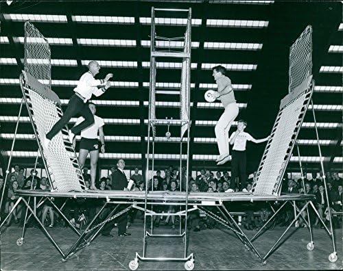 Vintage fotografija dvojice muškaraca koji igraju loptu u trampolinu.