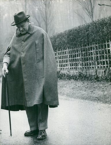 Vintage fotografija Ren233; Jules Gustave Coty hoda ulicom sa štapom.