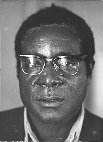 Vintage fotografija portreta Roberta Mugabea.