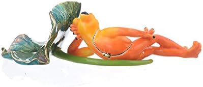 Keren Kopal Frog leži na listu krista na kristalu Swarovski