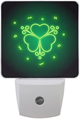 Naanle Set od 2 neonska užarena djetelina zelena Irska djetelina sa četiri lista znak St. Patrick's Day Auto senzor LED Dusk to Dawn Night Light Plug in Indoor for Adults
