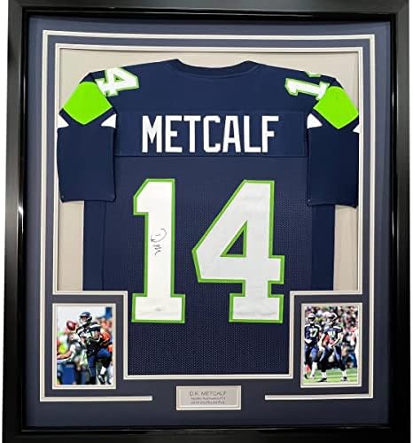 Uokvireni autogramirani / potpisan DK D.K. Metcalf 33x42 Seattle Blue Fudbalski dres JSA COA # 2