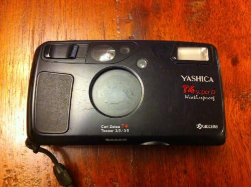 Kyocera Yashica T4 Super vremenska zaštitna kamera sa Carl Zeiss Tessar T 35mm F3,5 objektiv i strukom Super opseg tražila