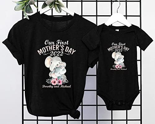 Personalizirani naš prvi Majčin dan Elephant Hugs Heart Flower porodična košulja & amp; bodi 2023, mama i beba poklon, poklon odjeća za mamu i mene