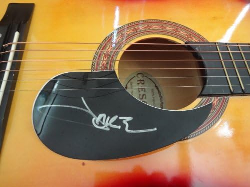 Jake Owen potpisao je akustičnu gitaru pune veličine sa autogramom, sliku Jakea koji potpisuje za nas, PSA